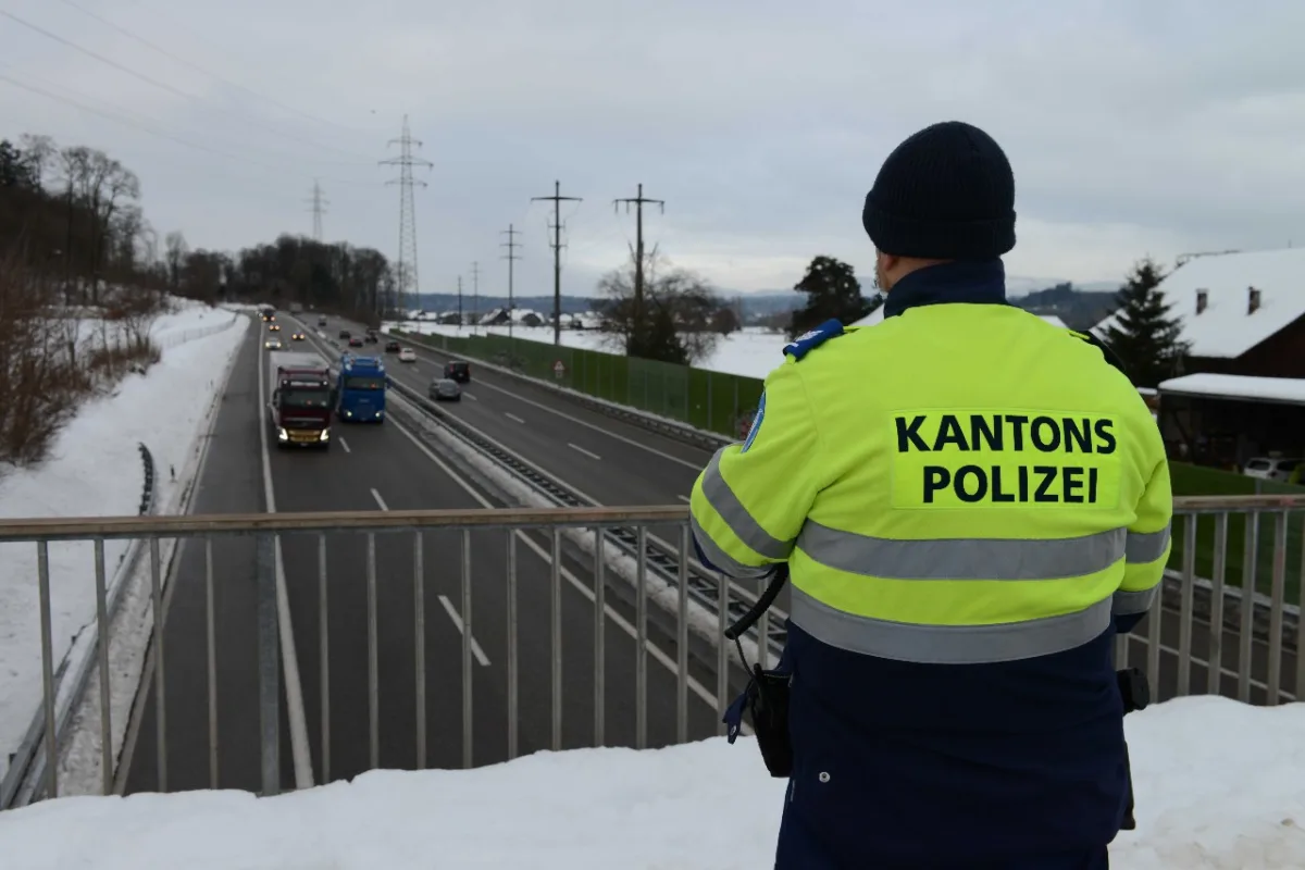 Kanton Aargau – Aktion gegen Eisschollen auf Fahrzeugdächern