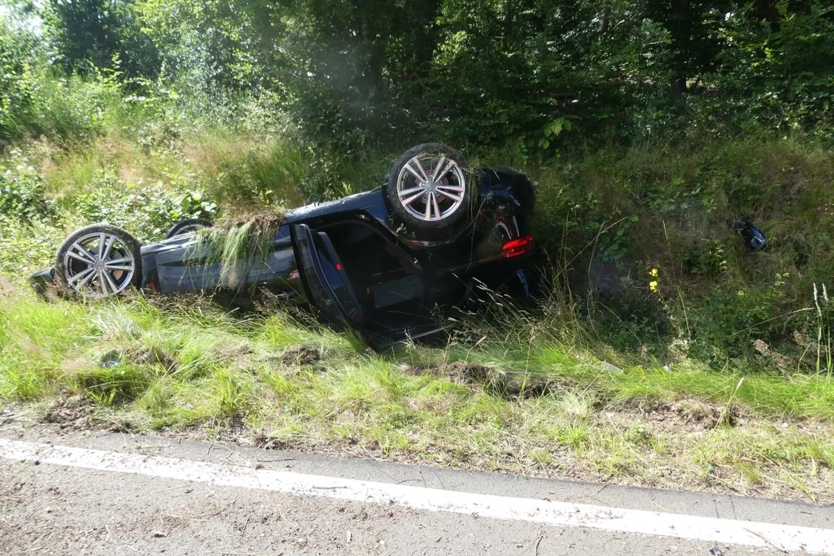 Nümbrecht - Audi überschlägt sich nach Unfall mit Porsche - eine Person flüchtig 