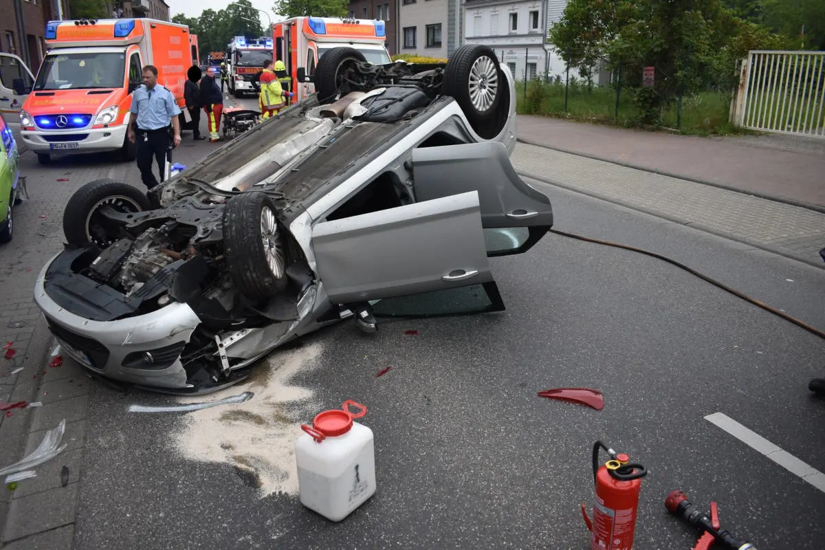 Pkw überschlägt sich Strasse komplett gesperrt