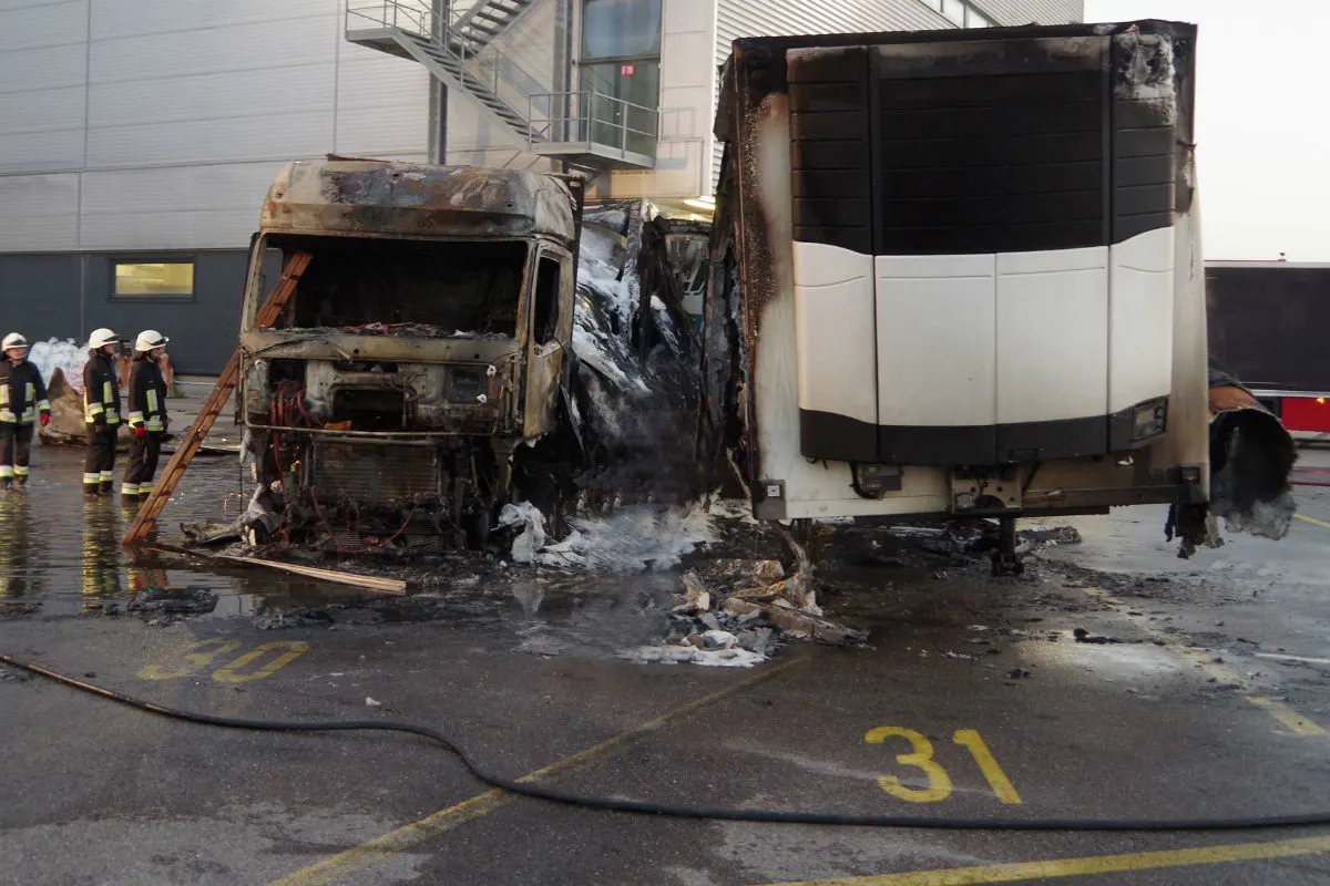 Emmen LU -. Fahrzeugbrand auf Firmengelände Emmen