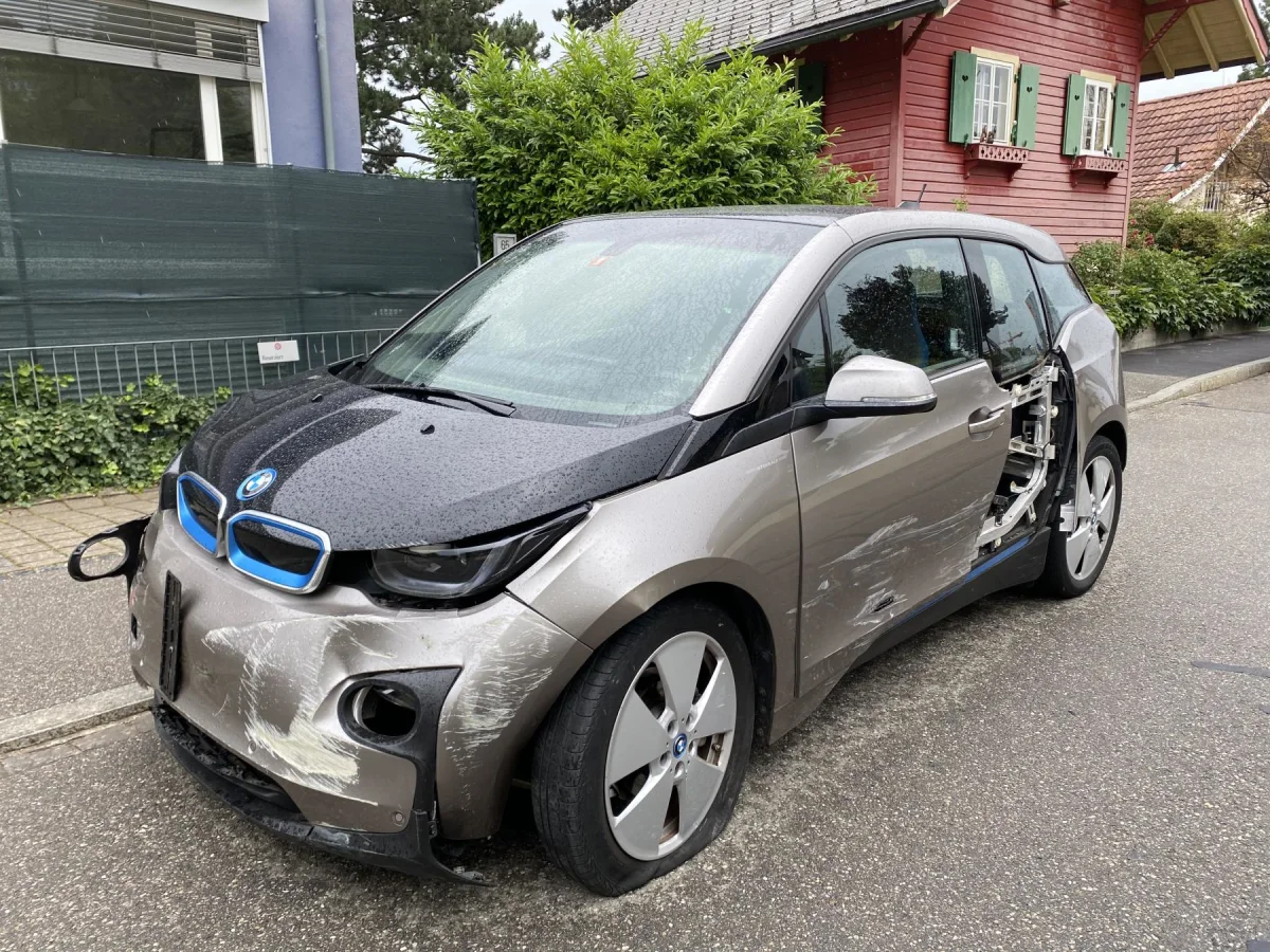 Binningen BL - Beim Parkieren Gas- mit Bremspedal verwechselt 