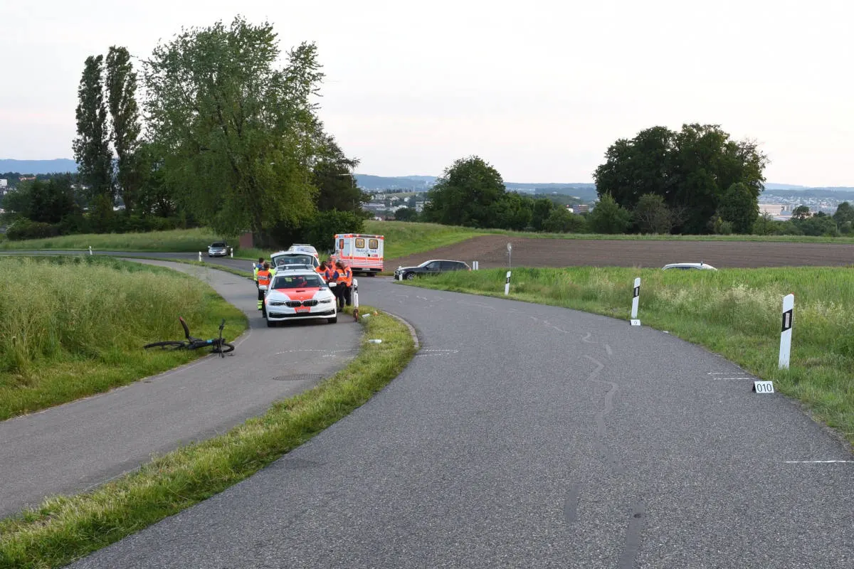 Kloten ZH - Velofahrer verunfallt - Zeugenaufruf