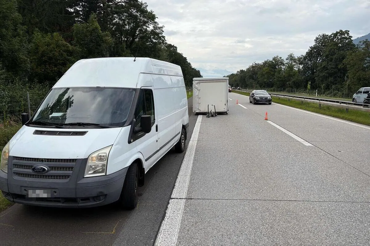 Unfall auf A13 bei Sevelen SG – Anhänger löst sich von Lieferwagen