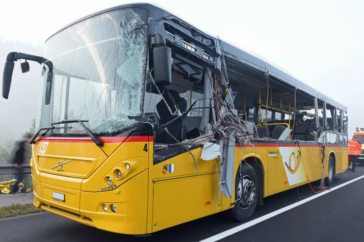 Escholzmatt LU - Verkehrsunfall zwischen Postauto und Lastwagen