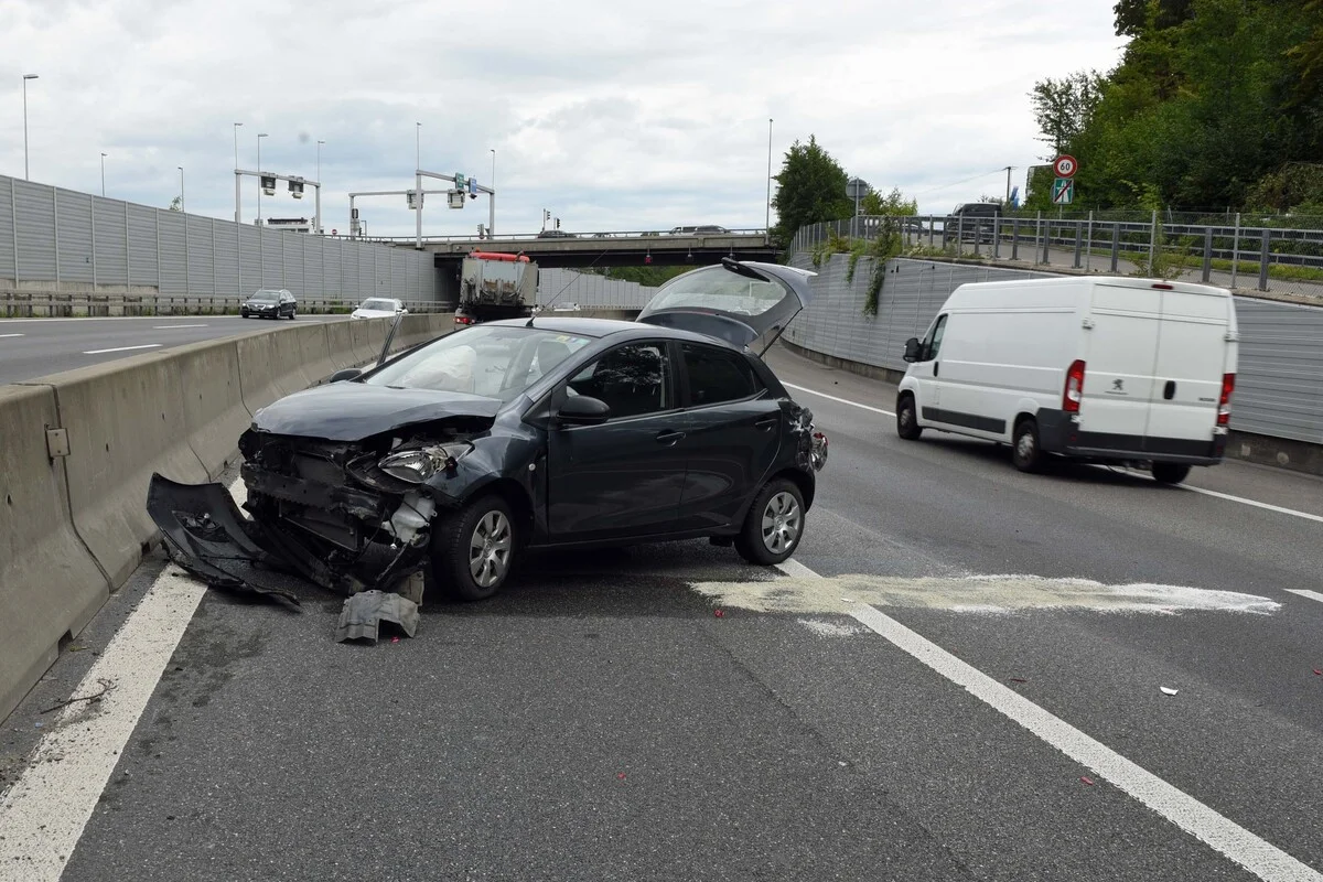 Stadt Luzern/A2 - Unfall zwischen einem Lastwagen und einem Auto
