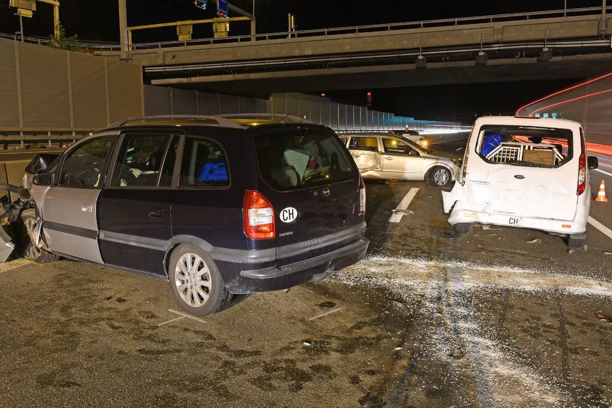 Heftiger Unfall auf der A2 in Luzern – Auffahrkollision zwischen vier Personenwagen – fünf Personen verletzt