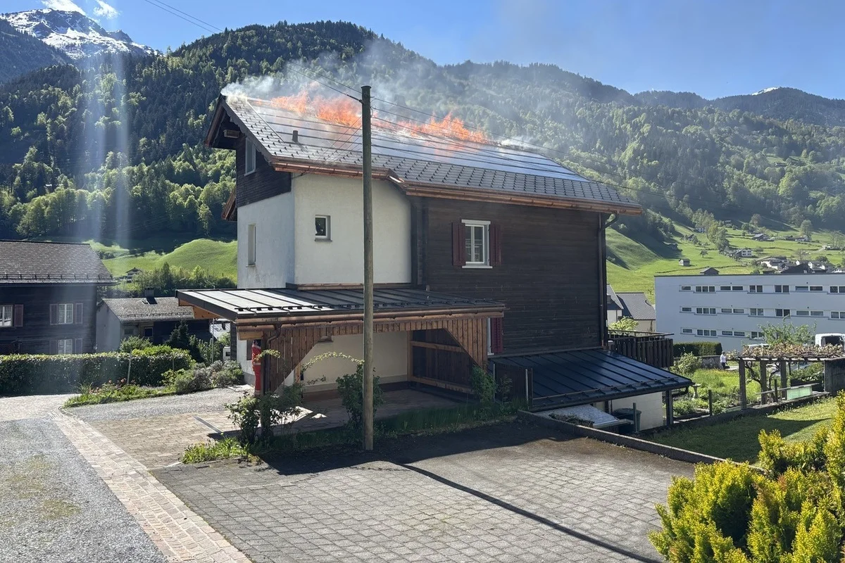 Schwanden GL – Dachbrand in einem Einfamilienhaus
