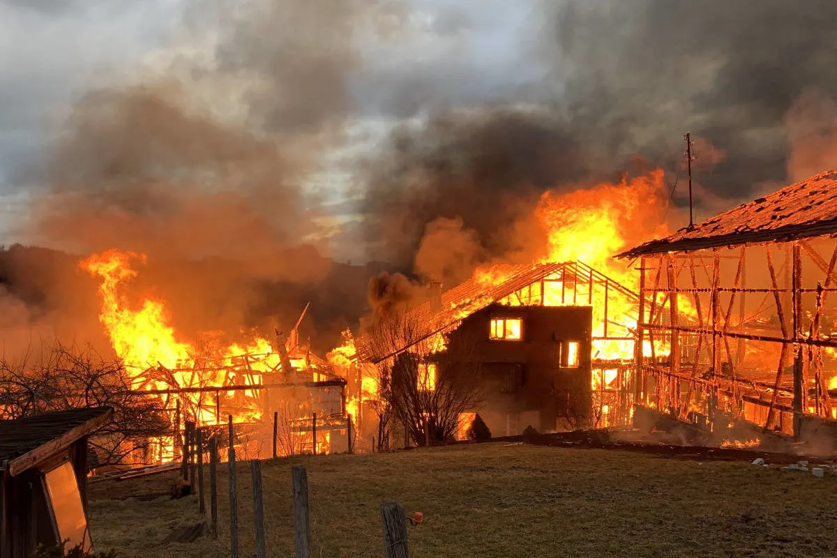 Bauma ZH - Grossbrand im Weiler Unterer Wolfsberg