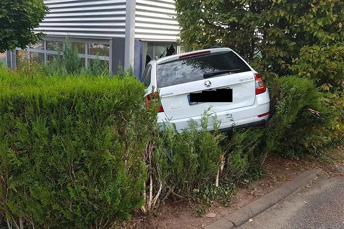 Pirmasens - Auto wird bei Unfall in ein Firmengebäude geschoben