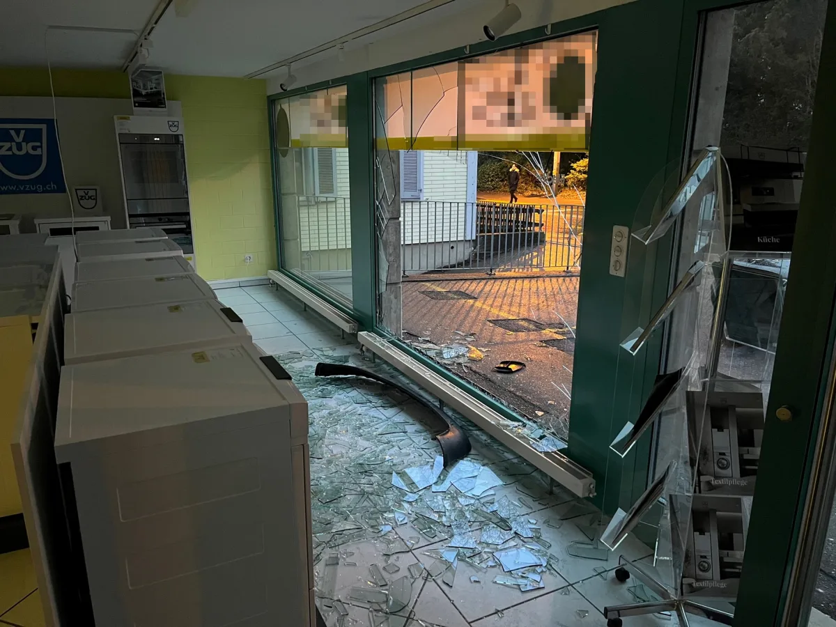 Wattwil SG – Fahrunfähig und ohne Führerausweis in Schaufenster geprallt