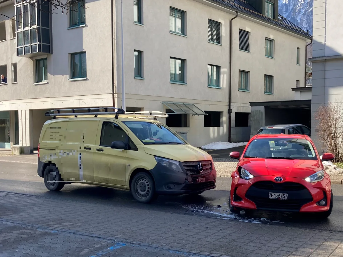 Schwanden GL – Beim Abbiegen in Lieferwagen gekracht