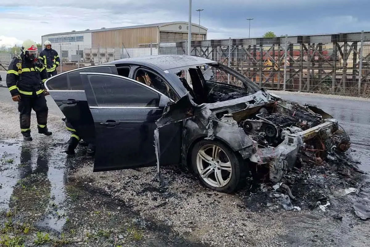 Opel geht in St. Georgen während Testfahrt in Flammen auf
