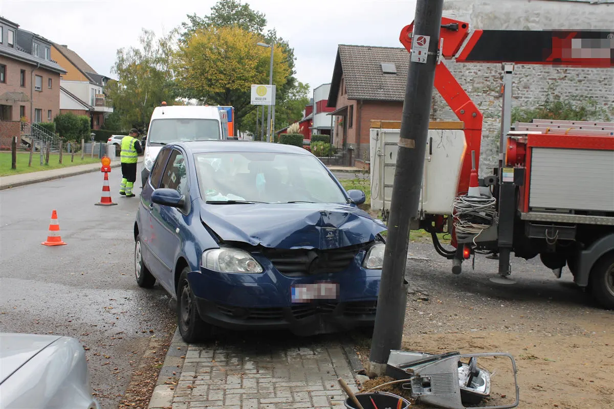 Unfall in Aachen – Pkw prallt gegen Laternenmast 