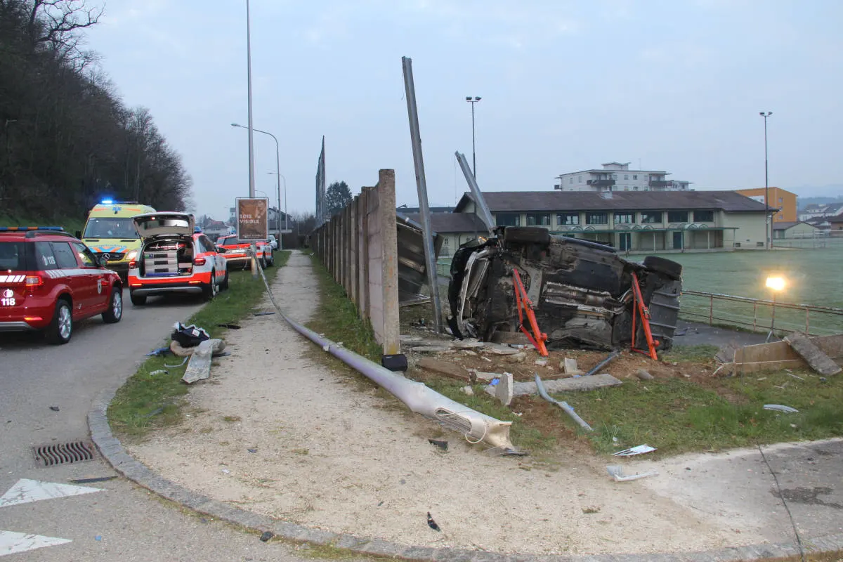 Alle JU - Auto in Betonmauer gekracht