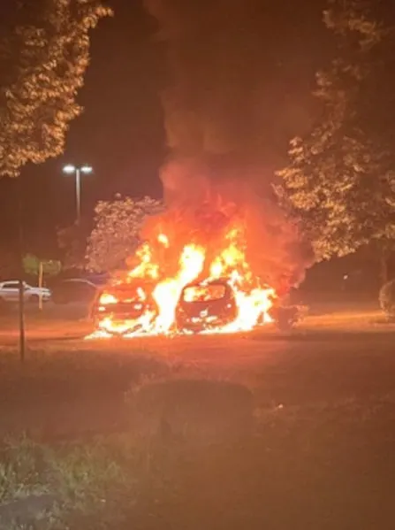 Zwei brennende Autos in Erkrath NW – die Polizei erbittet Hinweise