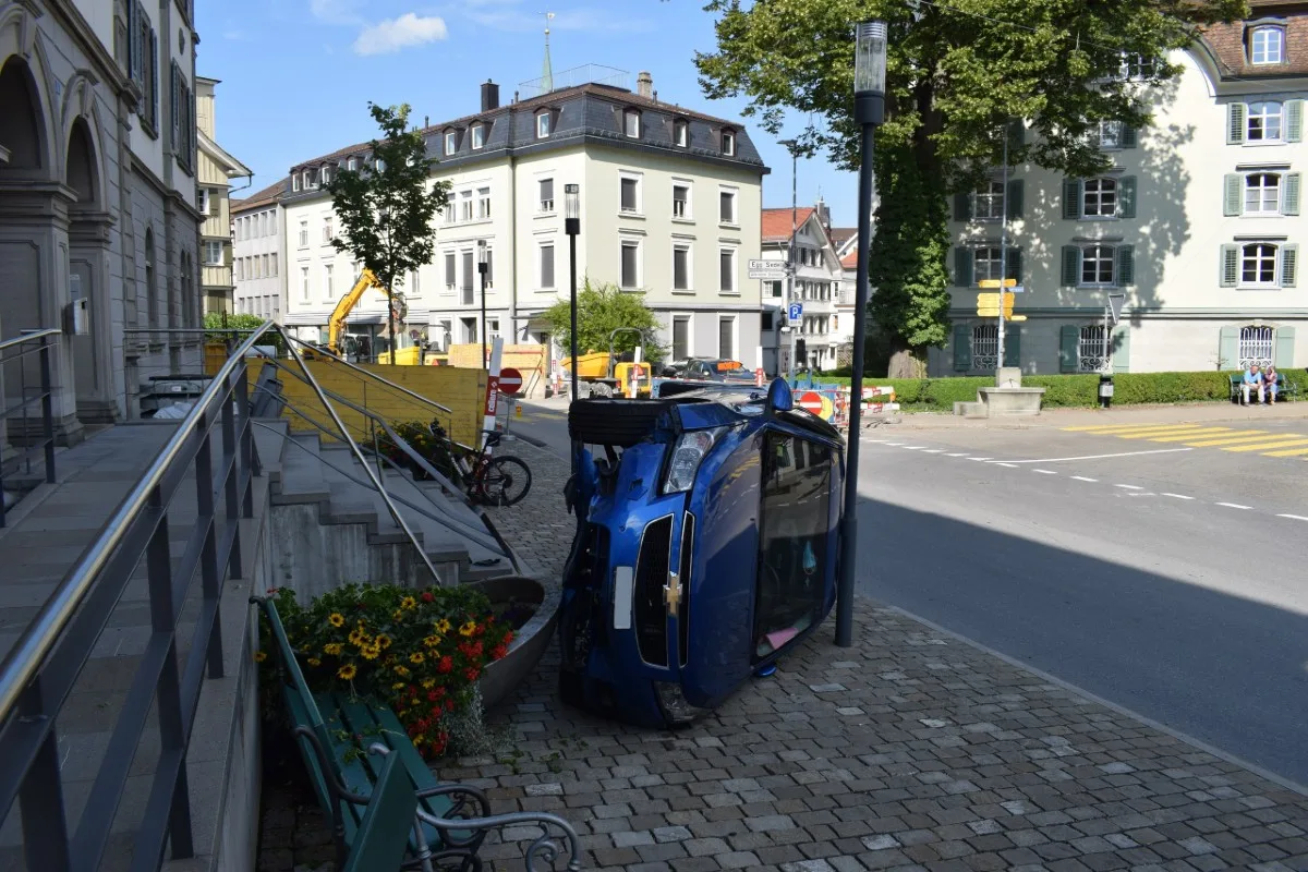 Herisau AR - Lernfahrer baut wegen Ausweichmanöver spektakulären Selbstunfall