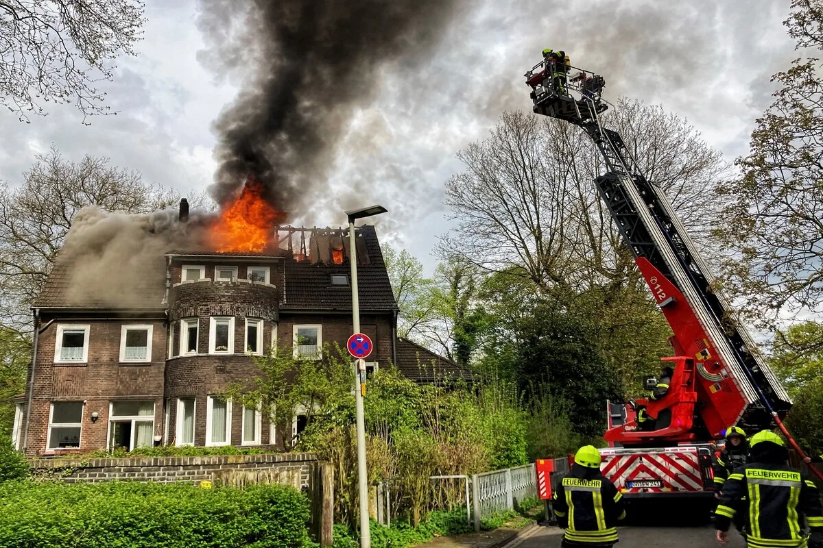 Vierstündiger Feuerwehreinsatz bei Dachstuhlbrand in Oberhausen-Grafenbusch