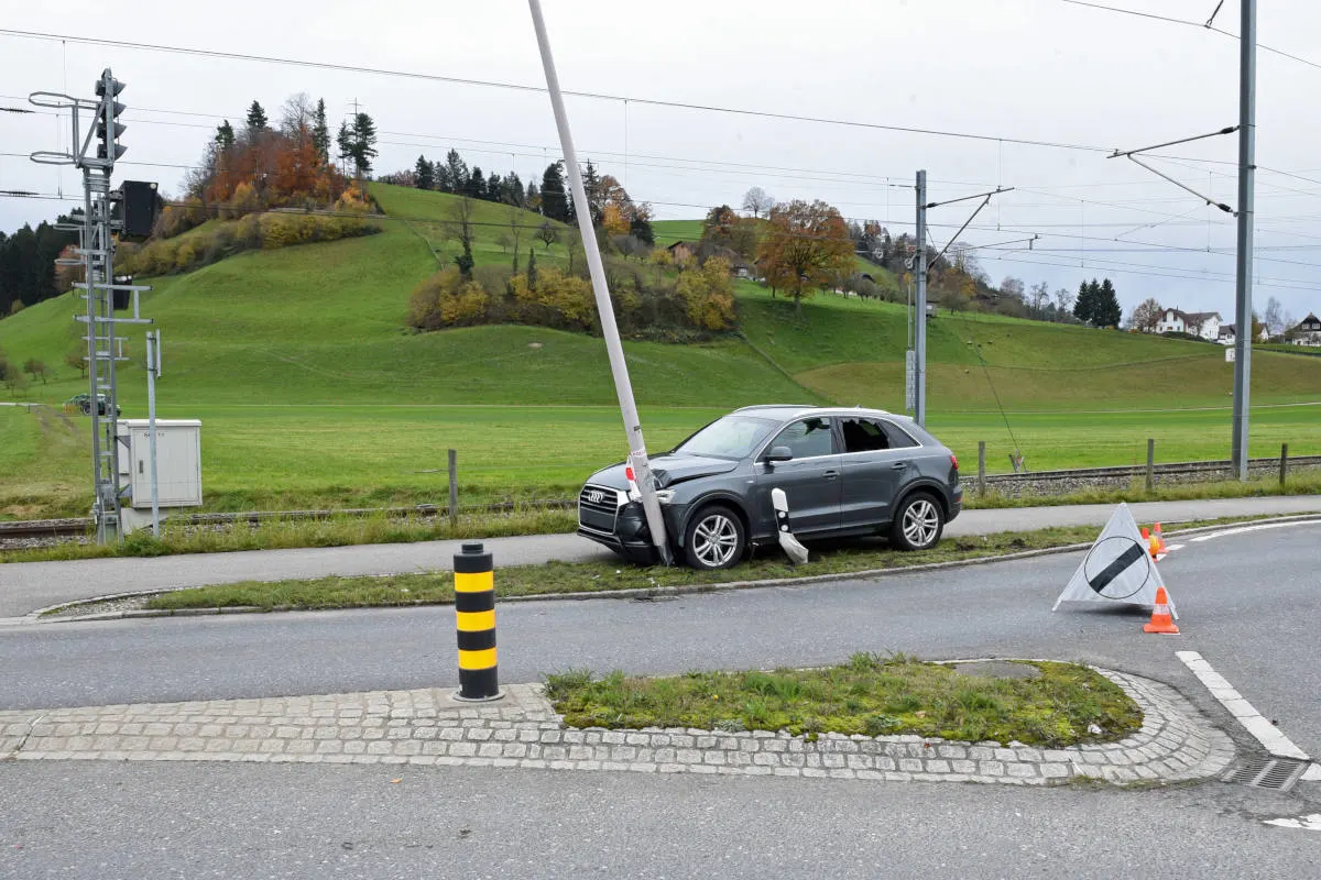 Gettnau LU – Alkoholisierter Audifahrer prallt in Kandelaber