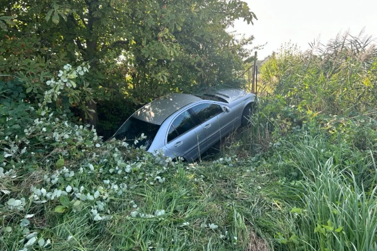 Böbingen - Verunfallt und im Bach gelandet