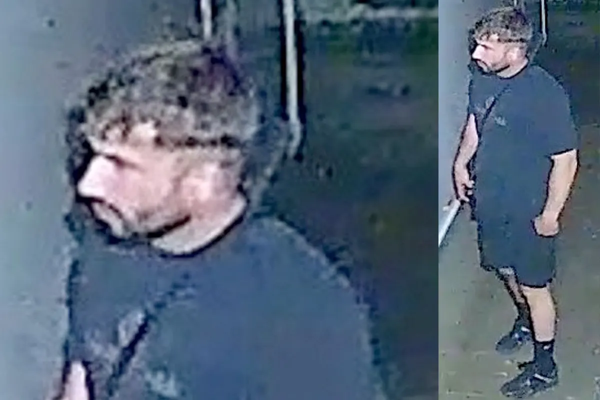 Ein Mann in einem dunklen T-Shirt und Shorts, er steht in Innenräumen. Aufgenommen von einer Überwachungskamera.