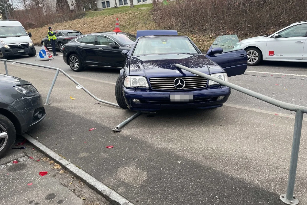 Dättwil AG - Rentnerin durchbricht mit dem Auto Geländer 