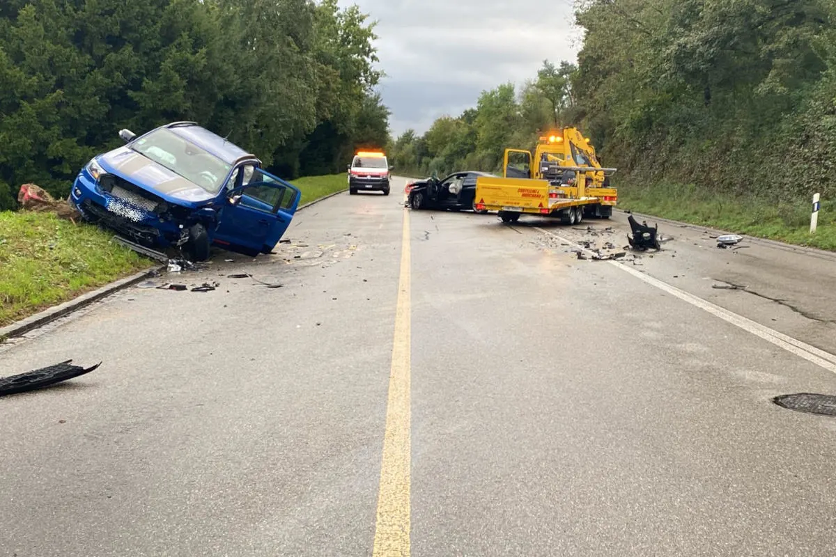 Münchenstein BL – Frontalkollision zwischen zwei Autos
