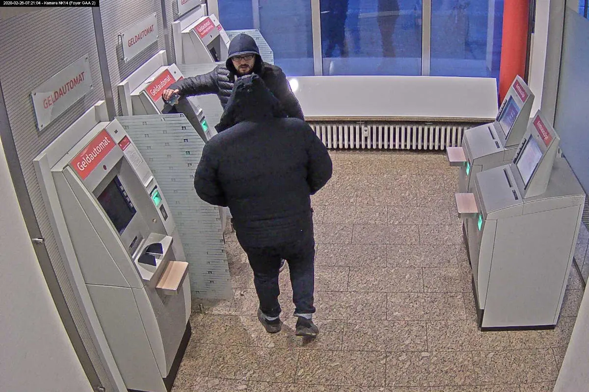 Fahndungsaufruf in Bremen – Polizei fahndet mit Fotos nach zwei Tätern