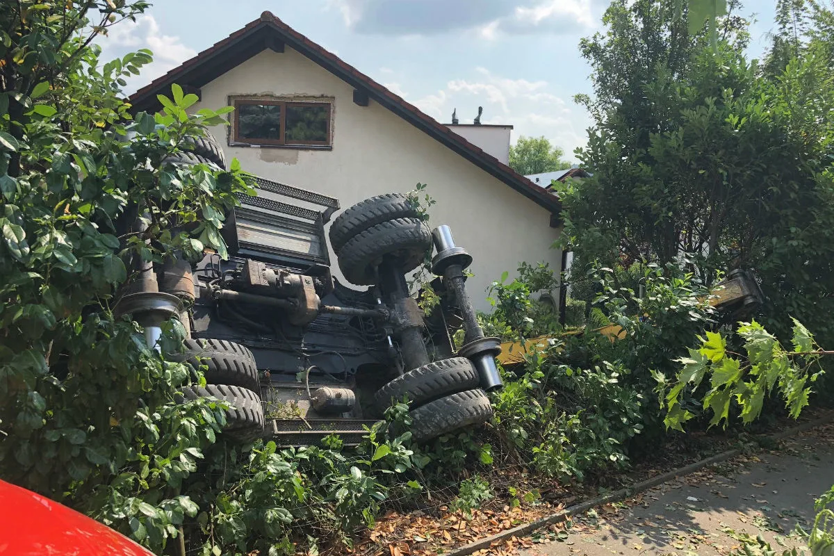 Wohlen AG - Bagger kippt Abhang hinunter