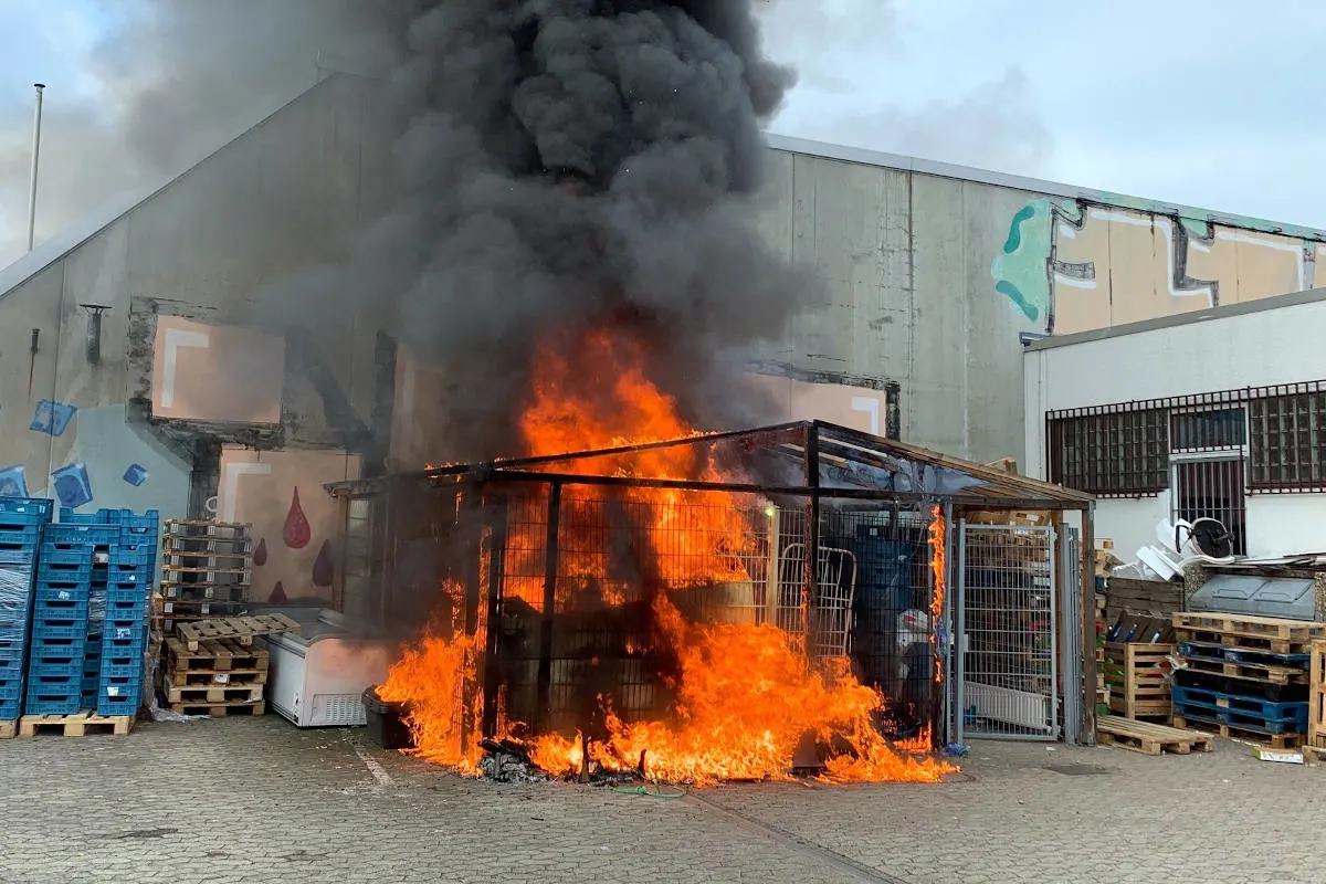 Brand  in Bonn-Tannenbusch – Brennender Unterstand