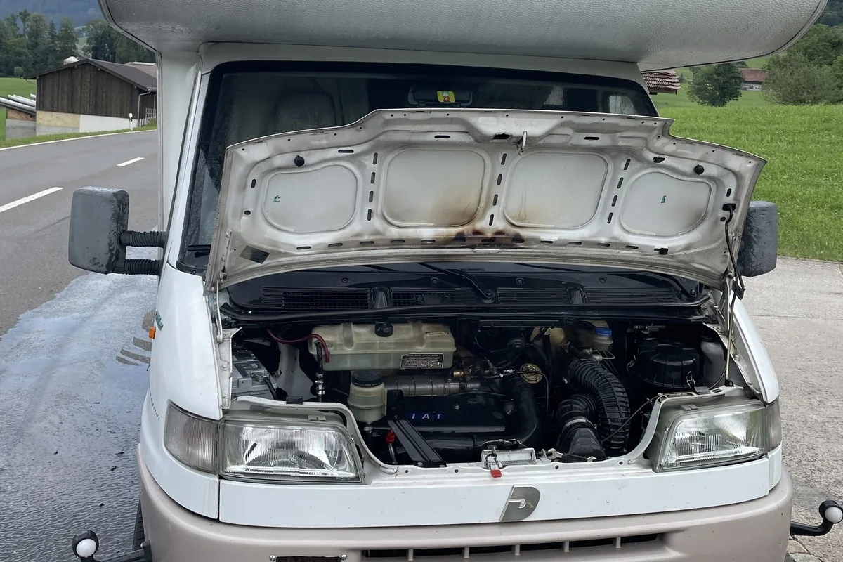 Goldau SZ - Wohnmobil brennt während der Fahrt 