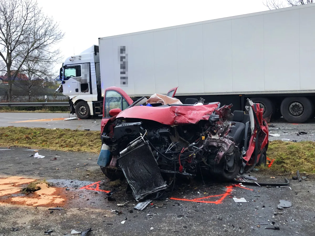 Horrorunfall in Markdorf - Schwerer Verkehrsunfall zwischen PKW und LKW auf B33 