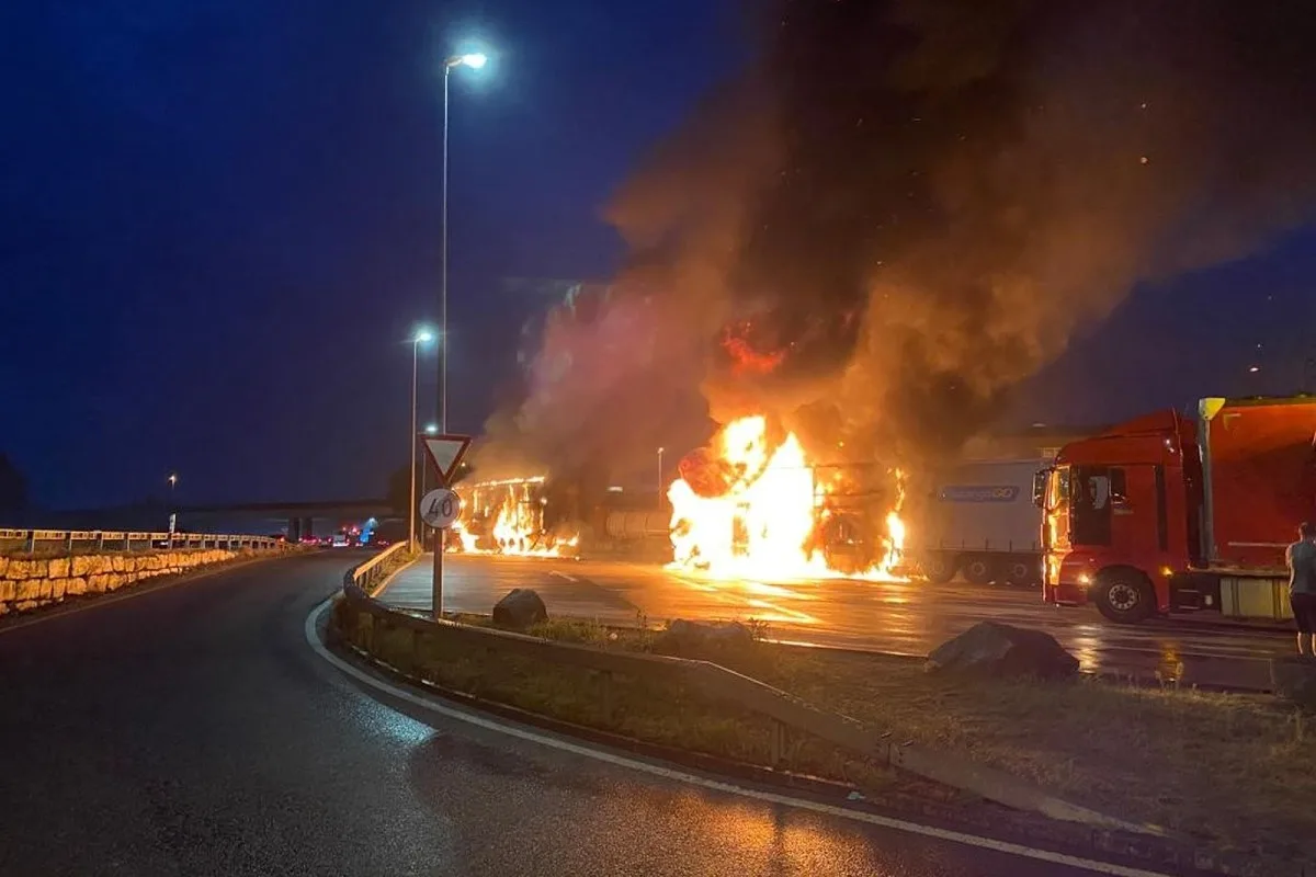Vollbrand in Pratteln BL - Zwei Lastwagen brennen auf der Autobahnraststätte aus!