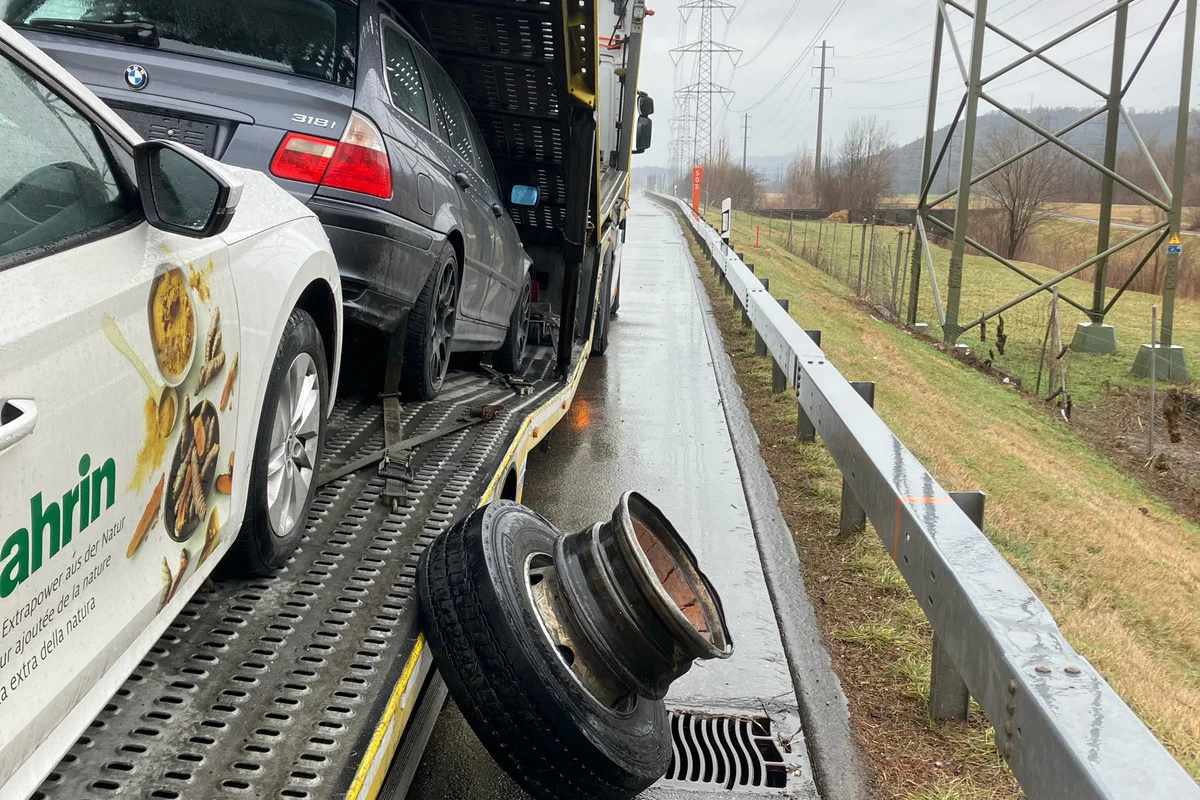 Bilten GL – Sattelmotorfahrzeug verliert Rad während Fahrt 