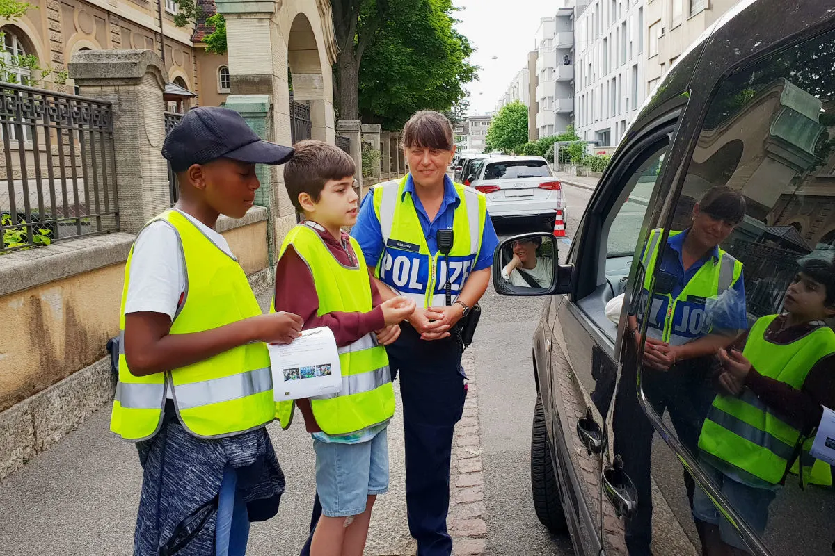 «Kids and Cops» auf der Strassburgerallee BS - Schulkinder beteiligen sich an Verkehrskontrolle