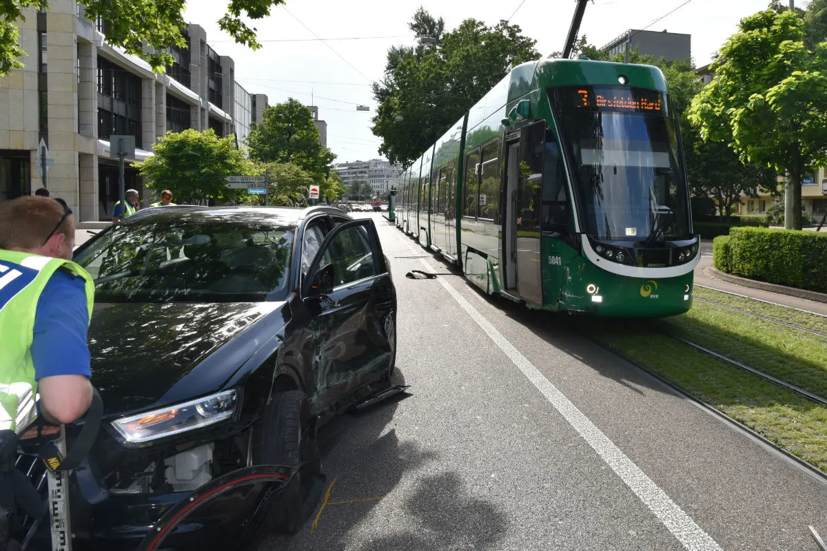 Basel-Stadt BS - Autolenkerin bei Kollision mit Tram verletzt