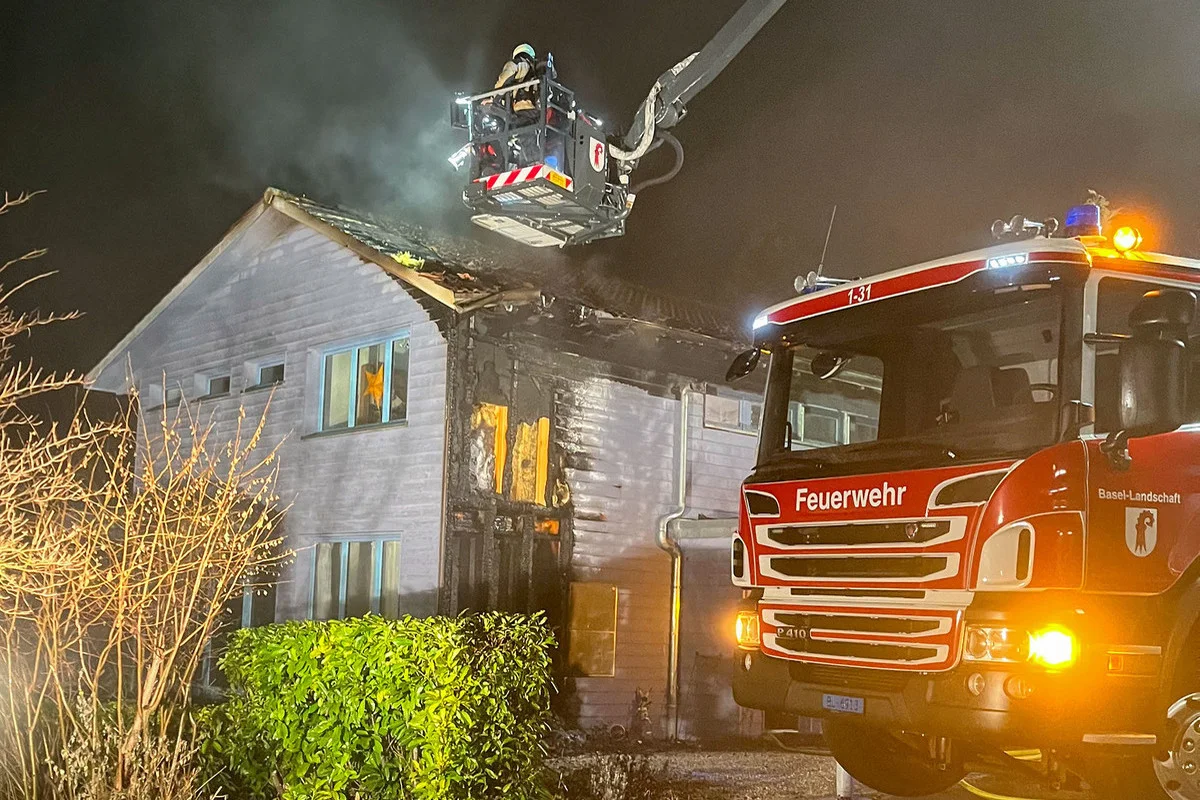 Liesberg BL – Feuer an Holzfassade eines Einfamilienhauses