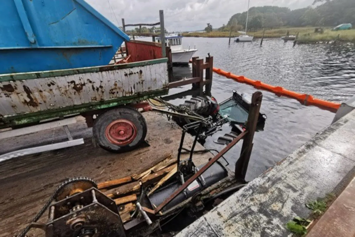 Schaprode (Rügen) – Traktor im Hafenbecken – Wasserschutzpolizei und Bergungsunternehmen im Einsatz