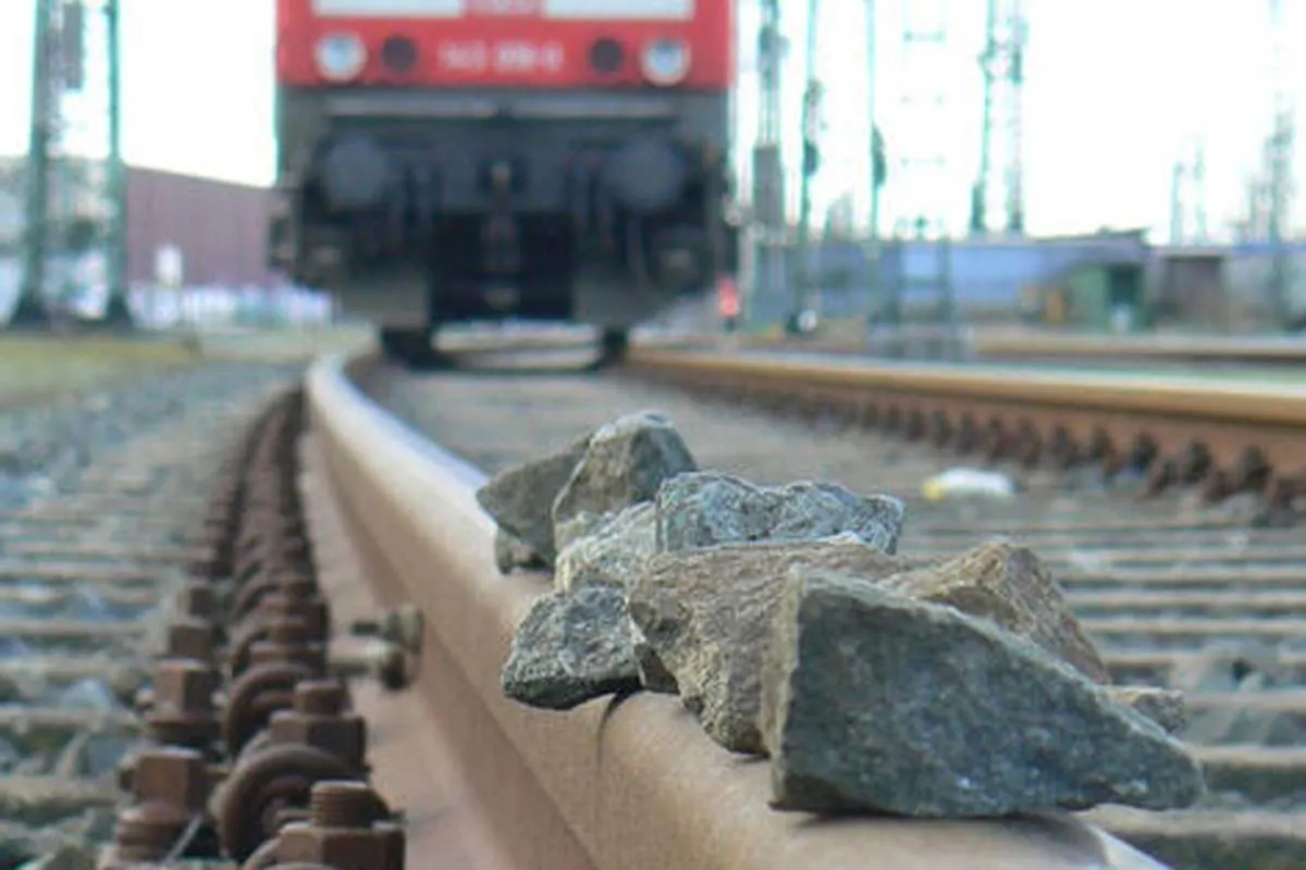 Großenlüder - Unbekannte legen Steinplatten auf die Gleise