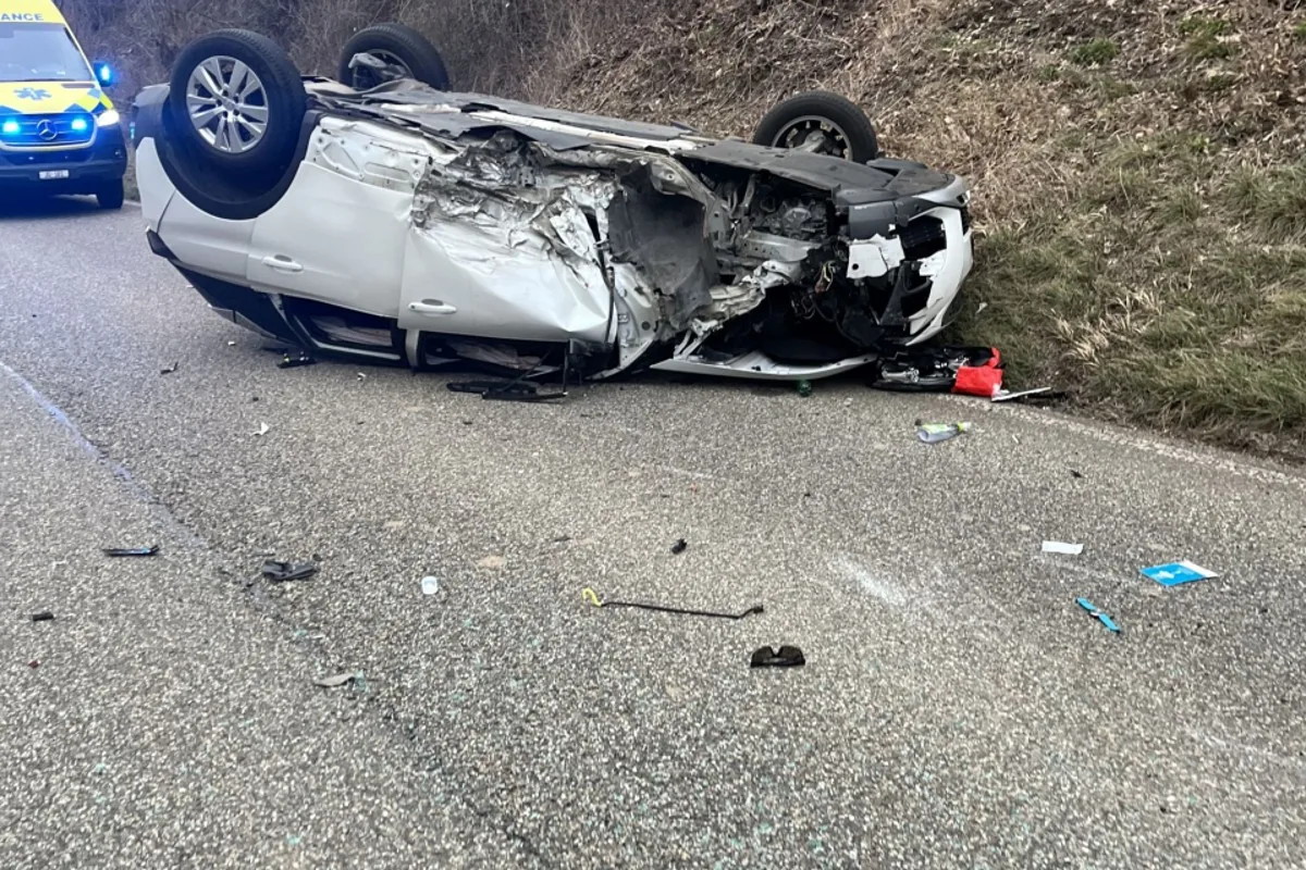 Liesberg BL - Heftige Kollision zwischen zwei Personenwagen – Strasse gesperrt