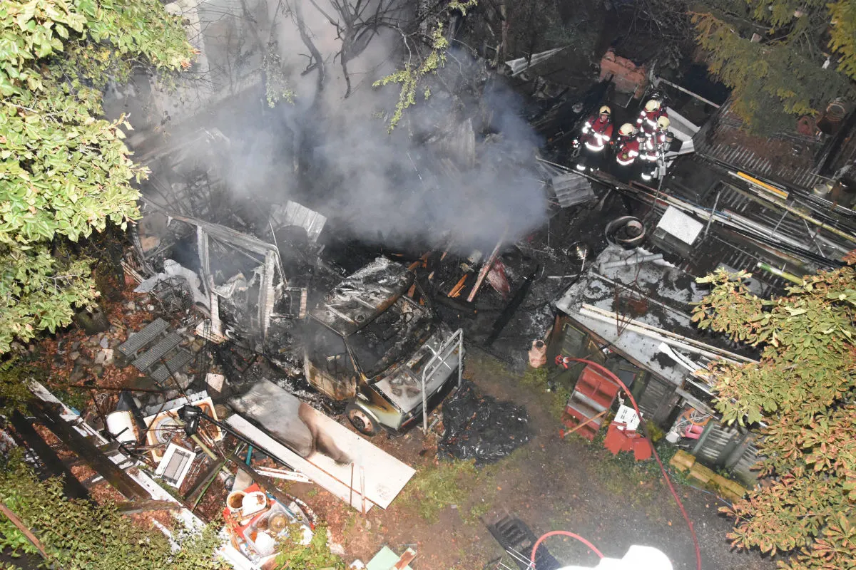 Altstätten SG - Feuer zerstört Gartenlaube und Lastwagen 