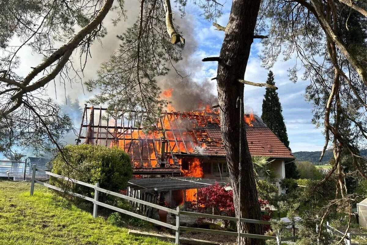 Gontenschwil AG - Feuer zerstört ein Bauernhaus 