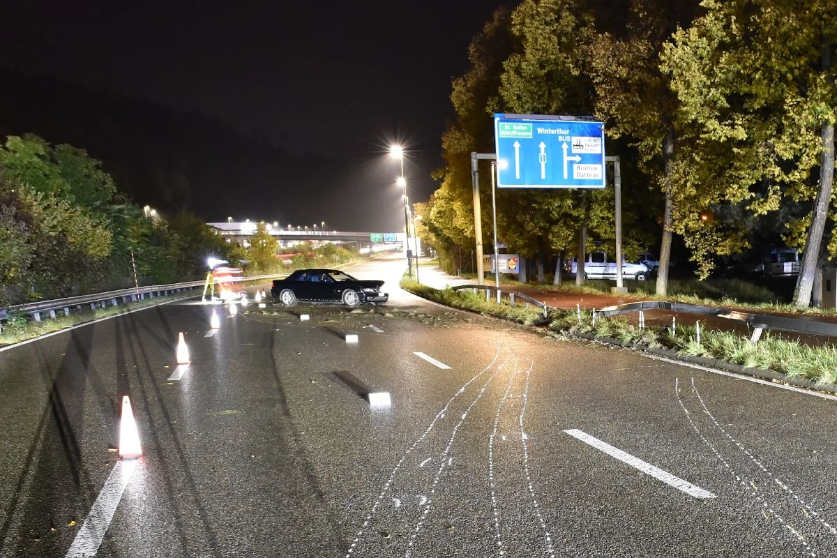 Winterthur-Töss ZH - 19-Jähriger baut im BMW Raserunfall 