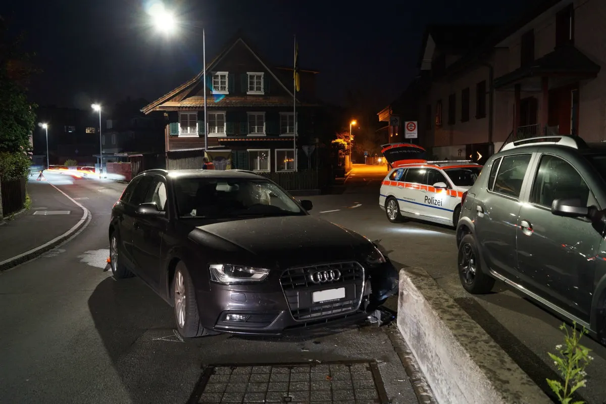 Baar ZG - Mit Alkohol im Blut in Mauer geprallt