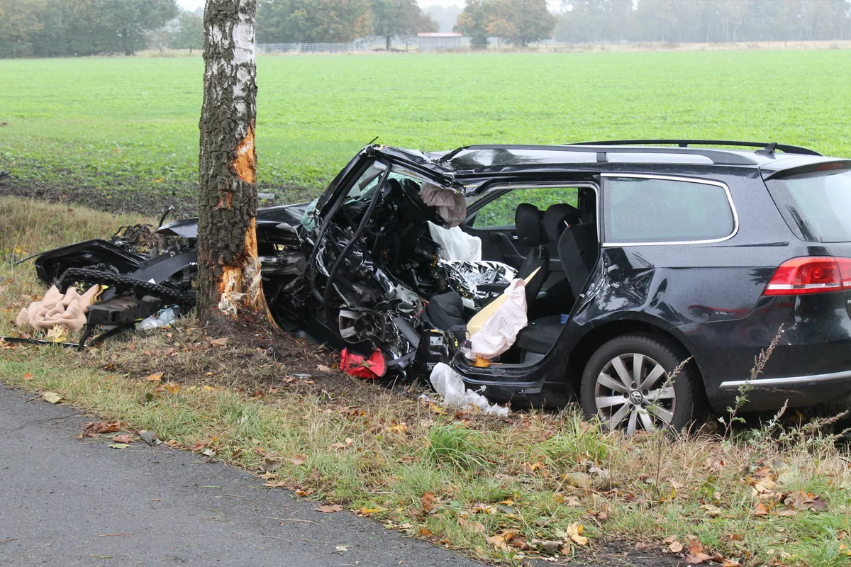 Anderlingen NI – Fahrer (21) nach Kollision mit Baum schwer verletzt