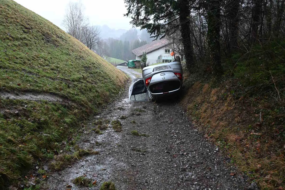 Berneck SG - Von der Strasse abgekommen - Auf dem Dach gelandet 