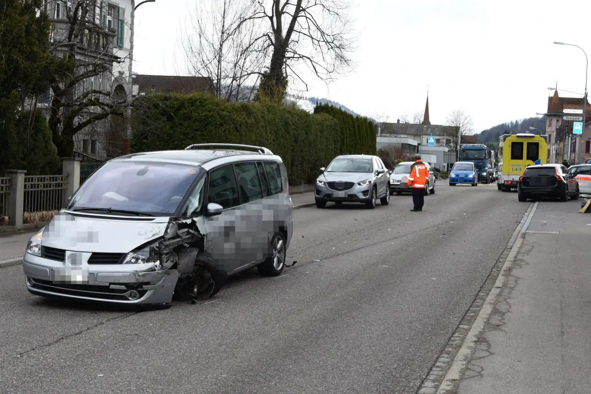 Bütschwil SG - Streifkollision zwischen zwei Autos