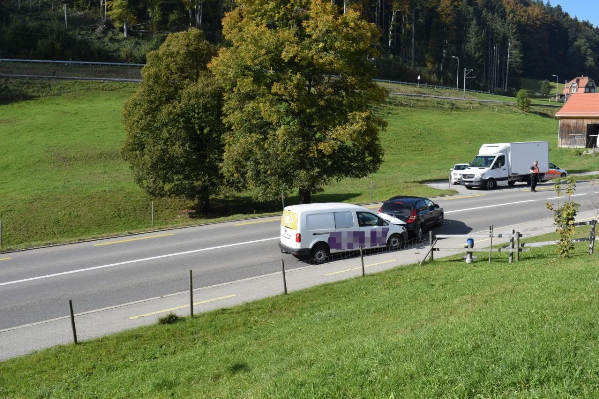 Kollision in Waldstatt AR - Auffahrunfall mit drei Autos