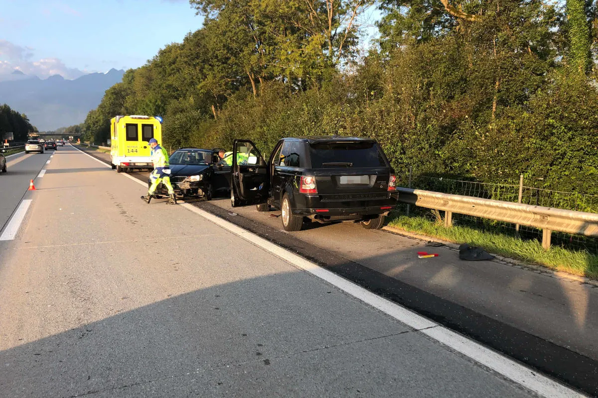 Kollision auf der A13 bei Salez SG – Auffahrunfall zwischen zwei Autos
