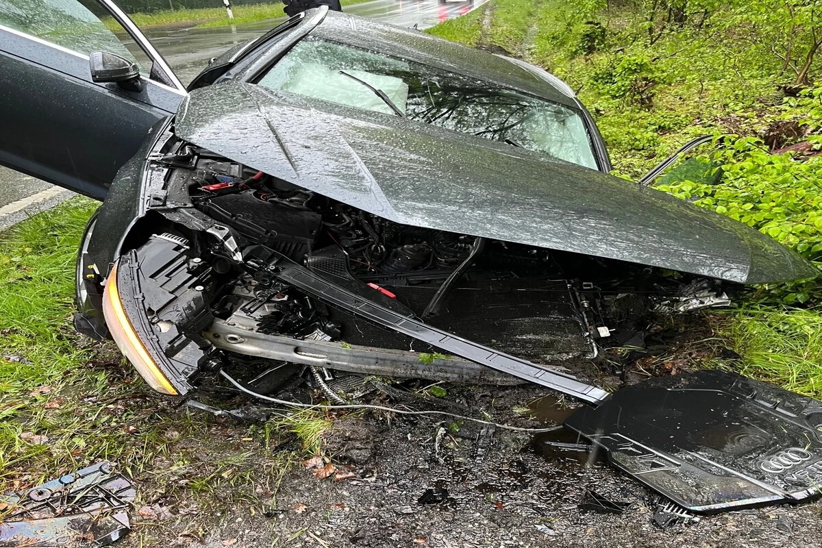 Bielefeld - Audi-Fahrer verliert nach Überholmanöver Kontrolle über sein Auto