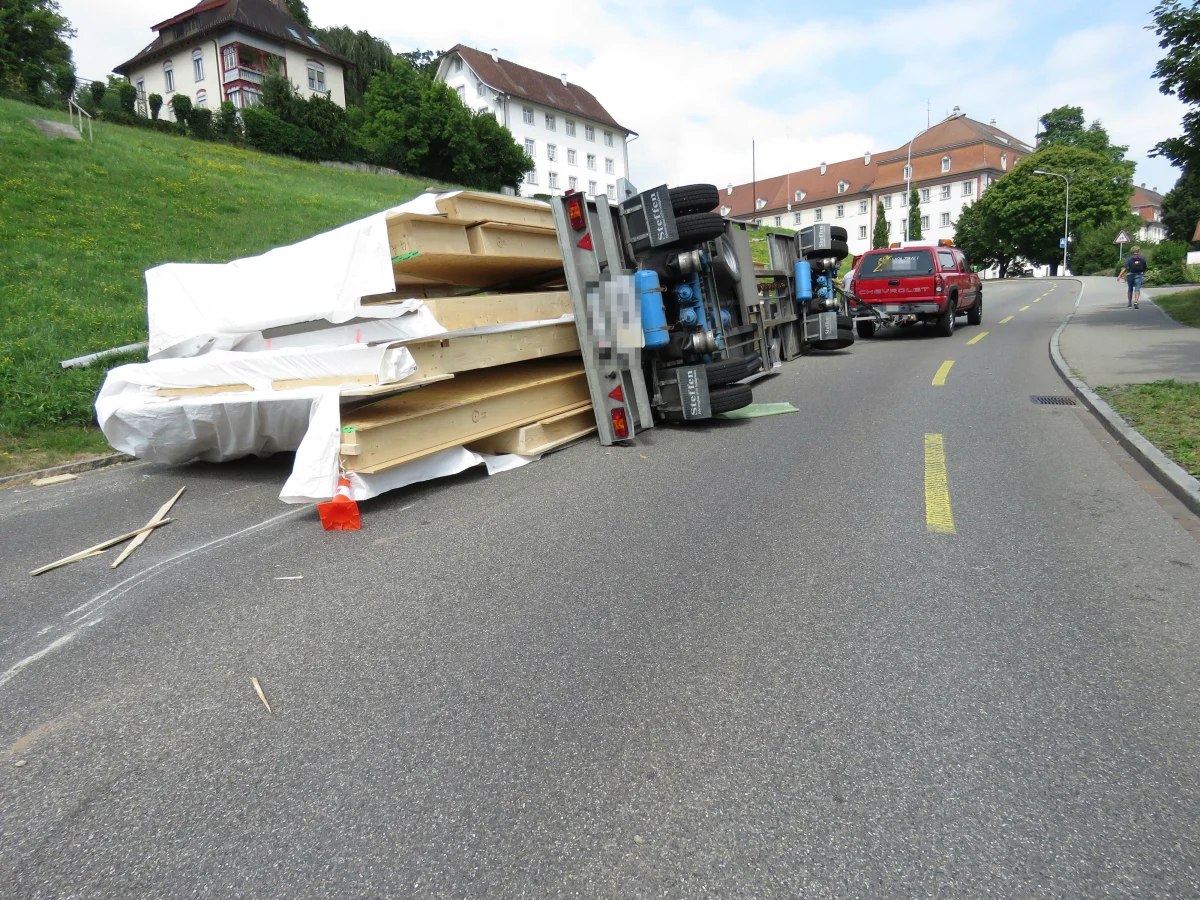 Muri AG - Anhänger gekippt
